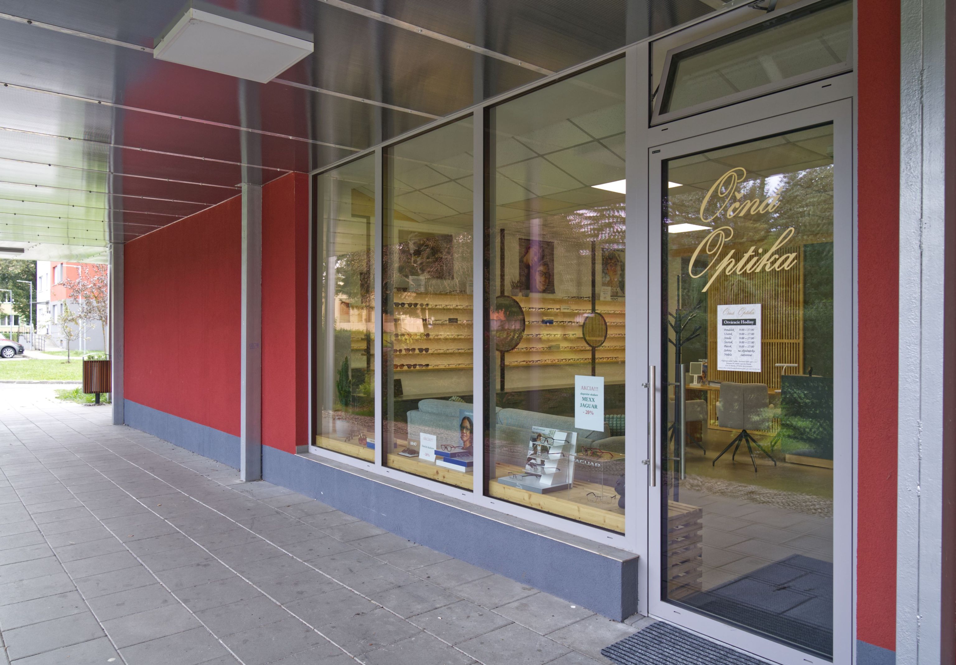 Image showing the outside enterance to the opticians.